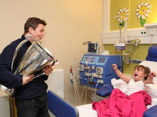 Brian O'Driscoll visits a young girl in the hospital 